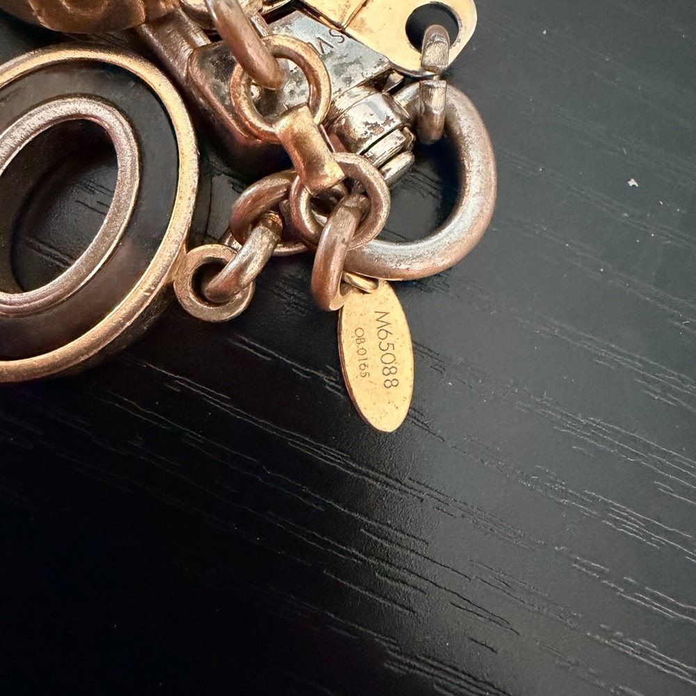 LOUIS VUITTON Tortoise Shell Resin Confidence Key Holder And Bag Charm - Picture 7 of 7